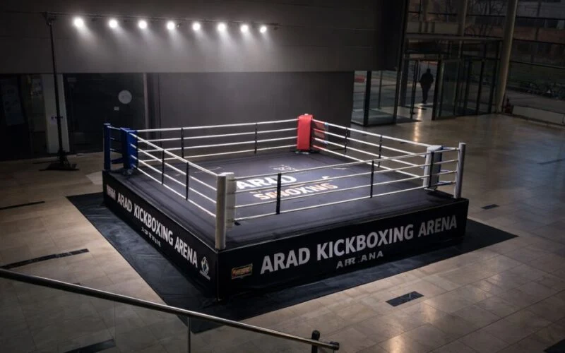 Ringul oficial Arad Kickboxing Arena la Agora Mall